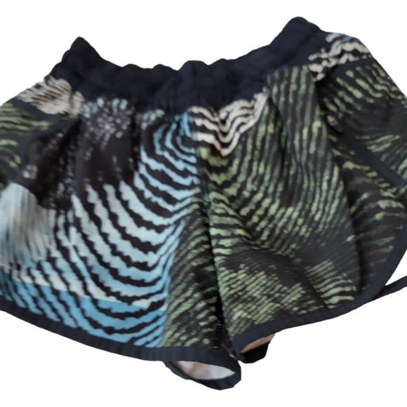 Lululemon's woman's size 8 with side pocket and 2 way stretch. - Picture 4 of 9